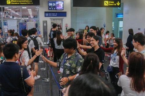 18 清迈大学师生到机场送别欧洲杯买球完全官网师生