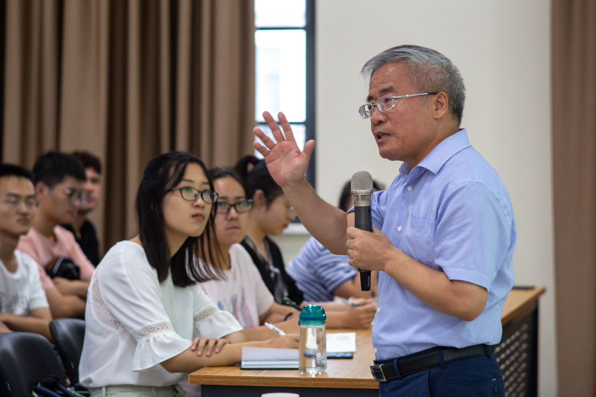 1200 张献龙教授回答学生提出的问题，深入学生当中与之探讨【学通社记者 伍儆人 摄】